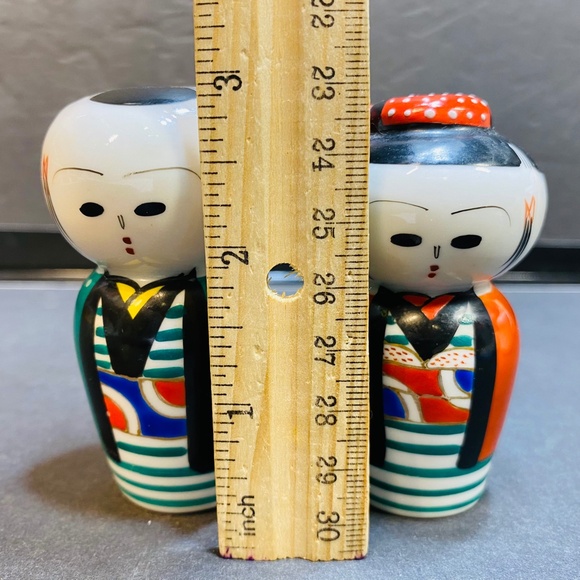 Vtg Geisha Salt Pepper Shakers Japan Handpainted Porcelain Corks In Place EUC - Picture 8 of 9